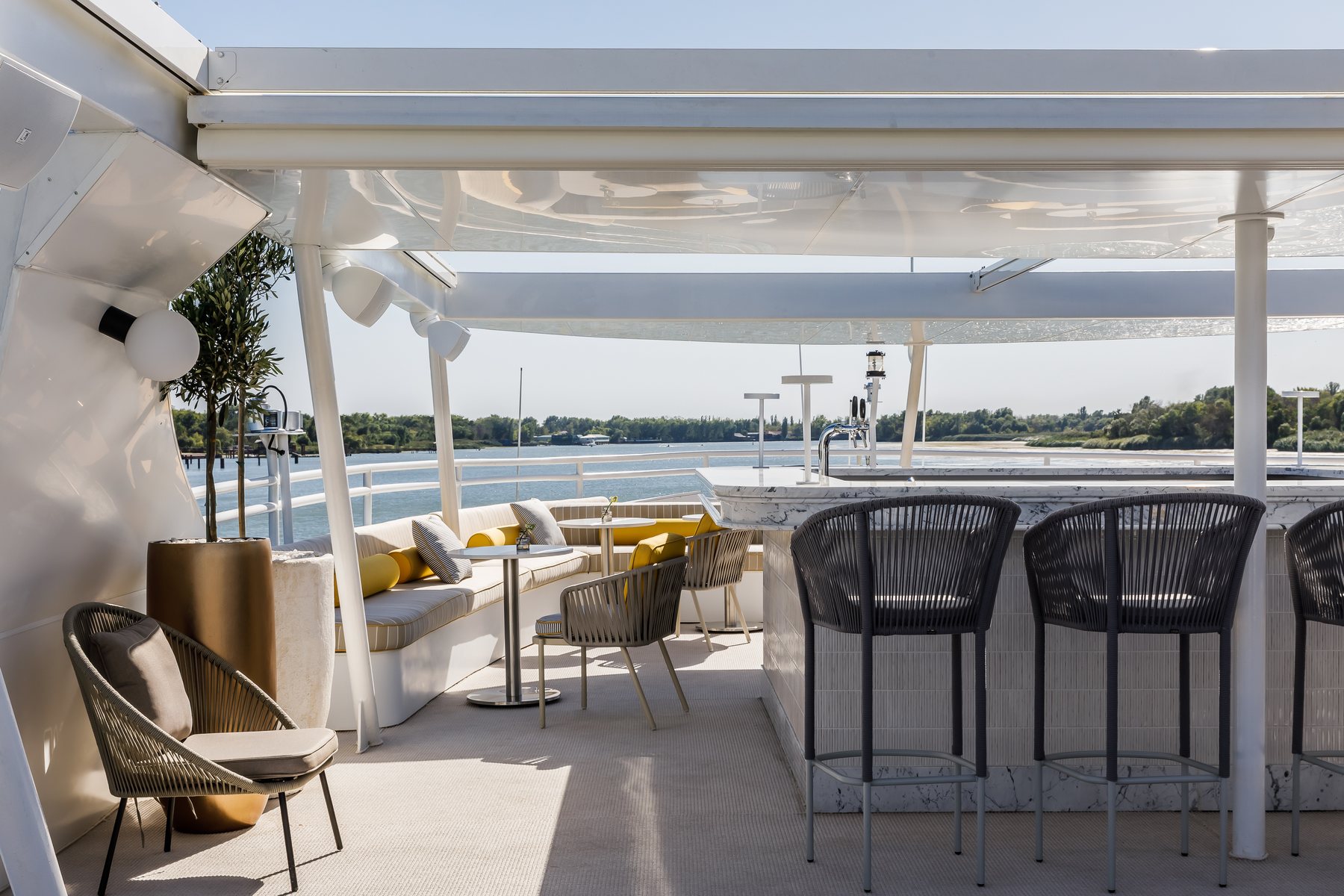 Палубная lounge-зона яхты Калипсо с видом на воду